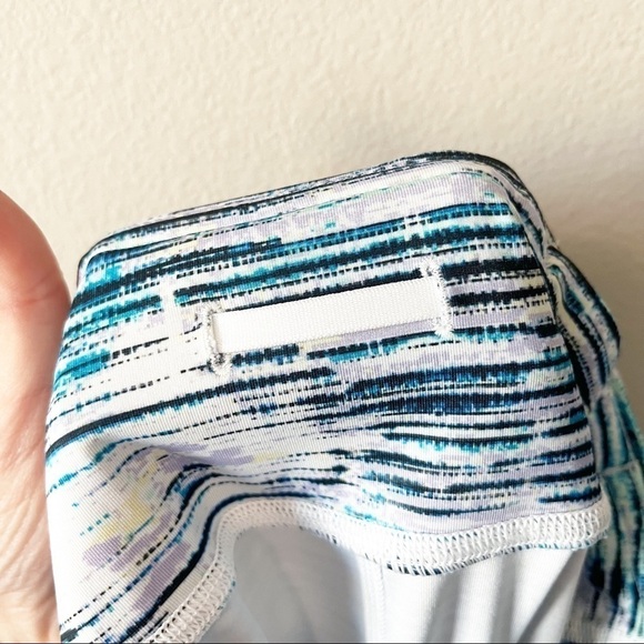 Lululemon Inspire Crop II Leggings Blurry Belle Blue Size 6 Midrise Luxtreme EUC - Picture 8 of 10